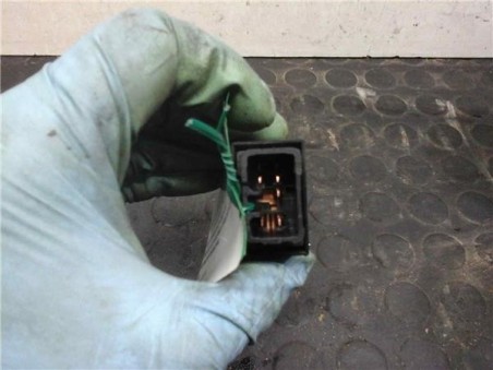 Botonera Puerta Trasera Derecha Kia SORENTO 2 5 CRDi 