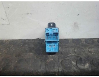 Botonera Puerta Trasera Derecha Kia CARENS 2 0 CRDi 