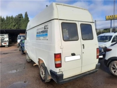 Nissan Trade 100  3 0 Caja cerrada  techo elevado [3 0 Ltr  - 78 kW Turbodiesel] 2