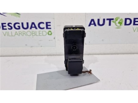 MANDO ELEVALUNAS TRASERO IZQUIERDO Mazda 3 Berlina / Sedán  2 2 Evolution [2 2 Ltr  - 110 kW Turbodiesel CAT]