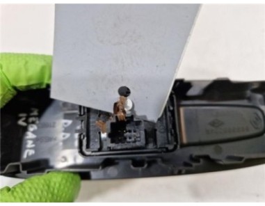 MANDO ELEVALUNAS DELANTERO DERECHO Renault Megane IV Berlina 5P  1 5 Business [1 5 Ltr  - 66 kW dCi Diesel FAP Energy]