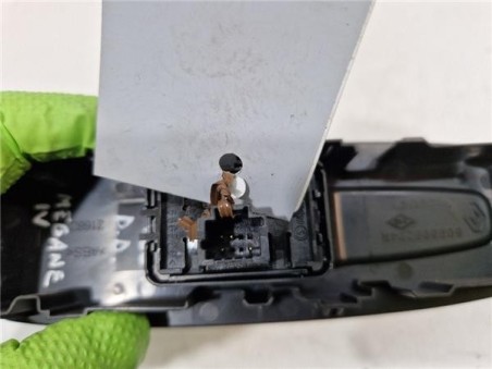 MANDO ELEVALUNAS DELANTERO DERECHO Renault Megane IV Berlina 5P  1 5 Business [1 5 Ltr  - 66 kW dCi Diesel FAP Energy]